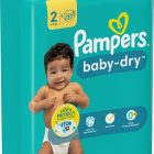 Pampers Baby-Dry verpakking maat 2 voor 4-8 kg, met 37 luiers. De verpakking is fel turquoise en toont een lachende baby met donker krullend haar. Iconen duiden op 12 uur bescherming, dermatologisch getest en 0% EU parfumallergenen.