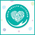 Logo van de Skin Health Alliance, bestaande uit een gestileerde vingerafdruk in de vorm van een hart op een turquoise achtergrond, omringd door de tekst 'SKIN HEALTH ALLIANCE', tegen een achtergrond met speelse pastelkleurige stippen.