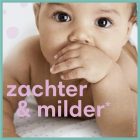 Baby met een handje bij de mond, met de tekst 'zachter & milder*' in paars, aangevend een zachte formule van het product.