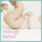 Baby die verschoond wordt met een Pampers Sensitive billendoekjes 15x80, met tekst 'reinigt beter* vs. vorig product'.