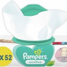 Pak van 52 Pampers Sensitive vochtige doekjes met één doekje zichtbaar, en een groene klep bovenop. Het product belooft een zachte en milde reiniging.